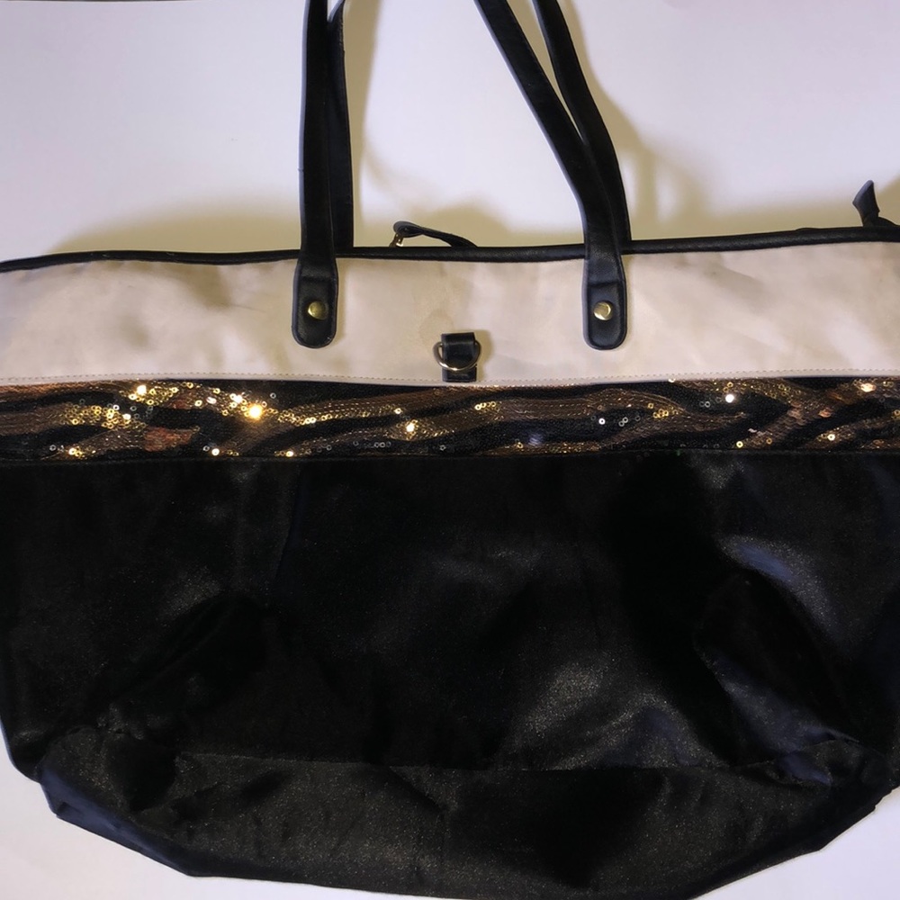 Large tote 💰FREE with a bundle purchase of 3+\ under 5 lbs